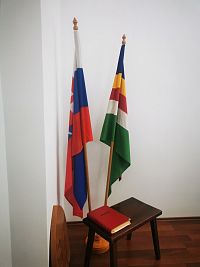 v rohu miestnosti - slovenská a vysocká vlajka a kronika