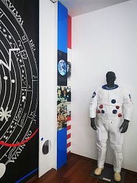 v rohu pamätnej izby stojí figurína primonínajúca astronauta s kysuckými koreňmi