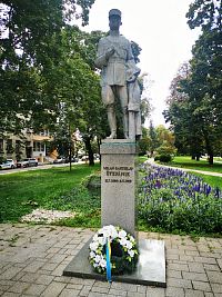 socha M.R.Štefánika na začiatku kvetinového záhona