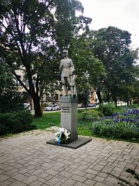 socha od akademického sochára Jána Koniarka
