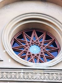 kruhové okno s hviezdicovou výplňou