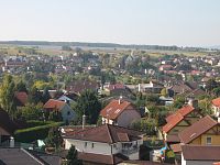 obec Šenkvice s kostolom v strede obce