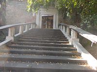 schody vedúce ku kostolu
