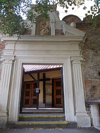 brána s barokovým portálom, na ktorom je letopočet 1683