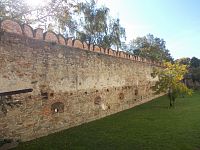 4 metre vysoké hradby okolo kostola
