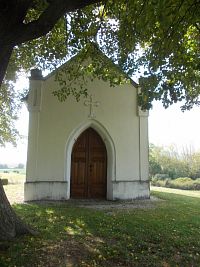 vchod so zaklenutým kamenným portálom