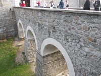 kamenný most nad hradným priekopom