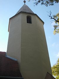 veža kostola so zvukovými oknami