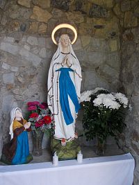 sochy Bernadety a Panny Márie v jaskynke