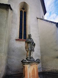 socha sv. Jana Nepomuckého u kostola