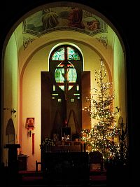 v kostole vianočne vyzdobenom