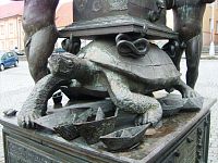 želva nesúca obelisk, ako nohy obelisku poslúžili štyria hadíci
