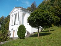 kaplnka v zeleni, v hornej časti cintorína
