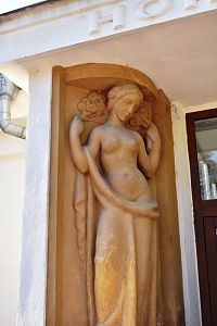 socha vstupného portálu od Juliusa Pelikána