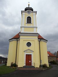priečelie kostola s predstavanou vežou