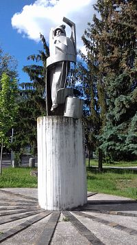 socha na podstavci na Námestí Slovenského učeného tovarišstva