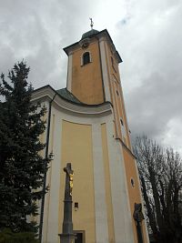veža kostola a kamenný kríž pred kostolom