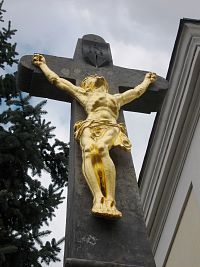 kamenný kríž so sochou ukrižovaného Ježiša