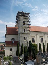 kostol s dvoma vežami, jedna s lešením, druhá bez lešenia