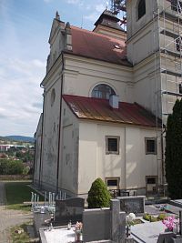 zadná časť kostola s vežami