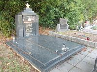 pomník 10 padlým rumunským vojakom a 2 sovietskym vojakom