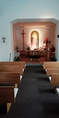 pohľad na oltár, pod obrazom na obetnom stole je podobizeň sv. Faustíny