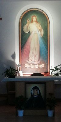 oltárny obraz a podobizeň sv. Faustíny od miestneho majstra Zdenka Pšenčíka