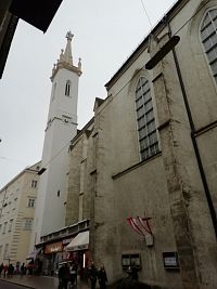 pohľad na štíhlu vežu kostola