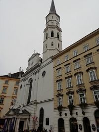 Kostol sv. Michala na Námestí sv. Michala neďaleko Hofburgu, veža pristavaná v 16.st.
