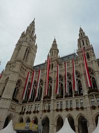 radnica vyzdobená zástavami počas štátneho rakúskeho sviatku
