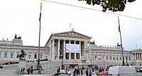 pohľad na budovu rakúskeho parlamentu počas štátneho sviatku