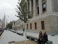 zadná časť parlamentu s lavičkami, v diaľke veže neďalekej radnice