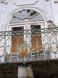 kovaný balkón s erbom