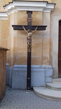 kríž pri vchode do kostola