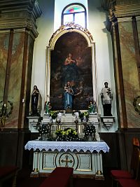 ľavý bočný oltár s obrazom Ružencovej Panny Márie a sochami sv. Dominika a sv. Kataríny Sienskej