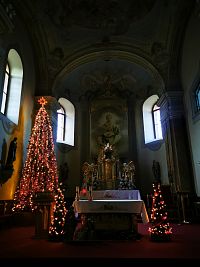 vianočná výzdoba okolo hlavného oltára