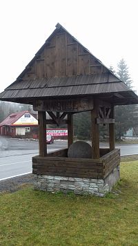 na slovenskej strane sa nachádza aj kameň - guľa, typický pre túto časť Slovenska