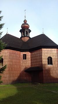 kostol z rôznych strán, obvodné múry z bledšieho dreva, strecha tmavá