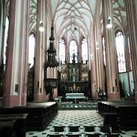 diela Andreasa Helbigu - hlavný novogotický oltár z roku 186 z dubového dreva 20 m vysoký, a vľavo kazateľnica z roku 1860