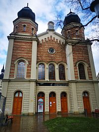 Trnava - dve bývalé synagógy, ktoré dnes slúžia iným účelom a vykopávky gotickej pivnice