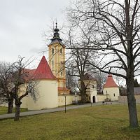 kostol sv. Michala archanjela so štyrmi rohovými, kruhovými baštami a vstupnou vežou