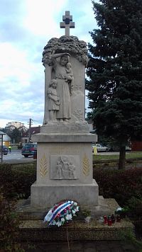 pomník padlých v 1. svet. vojne, pri masakri 11.11.1918 a v 2. svet. vojne