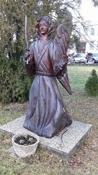 drevená socha sv. Michala archanjela, patróna kostola aj súčať erbu obce