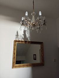 detail zrkadla a lustra na chodbe
