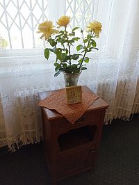 stolík s kvetmi v jedálni