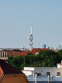výhľad z okna na Žižkovskú televíznu vežu