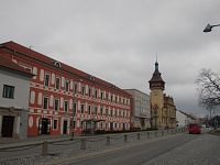 časť Masarykovho námestia s budovou Starého zámku, sporiteľne a radnice s vežou