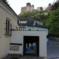 Trenčiansky hrad a vchod na Farské schody od farského kostola Narodenia Panny Márie