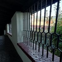 Farské schody, výhľadu bráni vysoká tráva