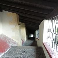 Farské schody z jednej strany otvorené